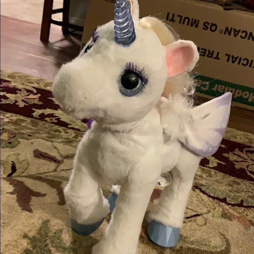 I am selling a Fur Real friends unicorn!🦄